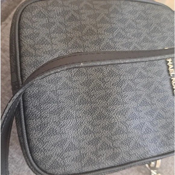 Michael Kors Jet Set Medium Flight Crossbody with silver hardware EUC - Picture 9 of 10